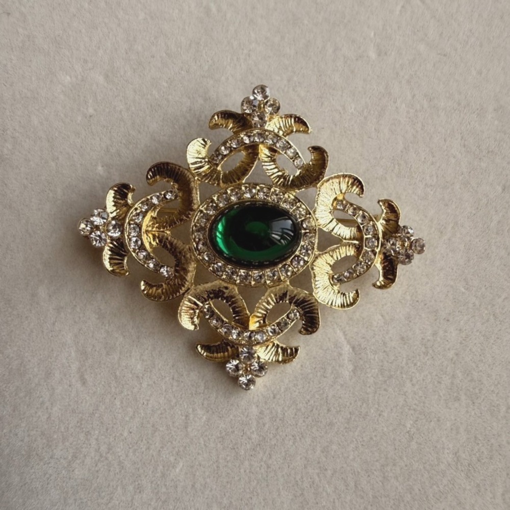 Retro Emerald Green Oval Cabochon Brooch Gold Tone Rhinestone Statement Pin